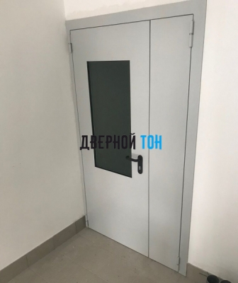 Металлическая двухстворчатая остекленная противопожарная дверь Ei 60 RAL 7035