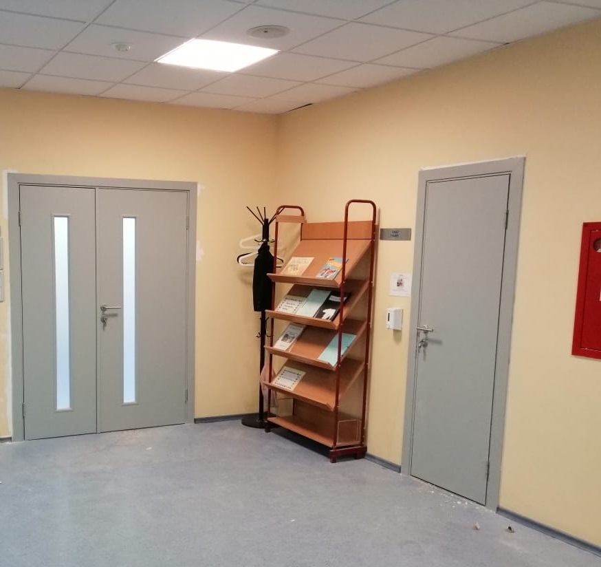Полуторная пластиковая дверь Aquadoor в сером цвете с матовым стеклом