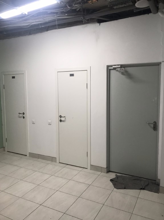 Пластиковые влагостойкие двери в белом цвете с ручкой из нержавеющей стали 038