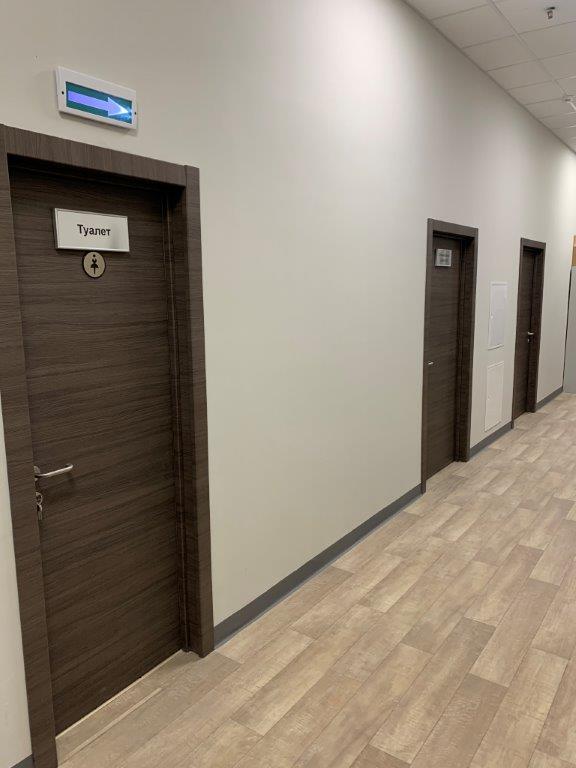Дверной блок офисный с поперечным экошпоном и алюминиевым торцом