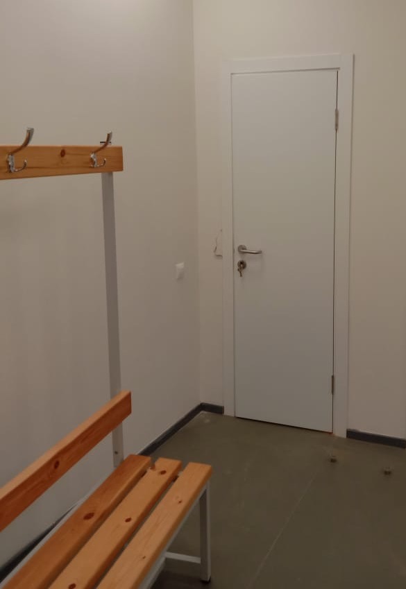 Влагостойкие двери ПВХ Aquadoor в белом цвете с ручкой из нержавеющей стали