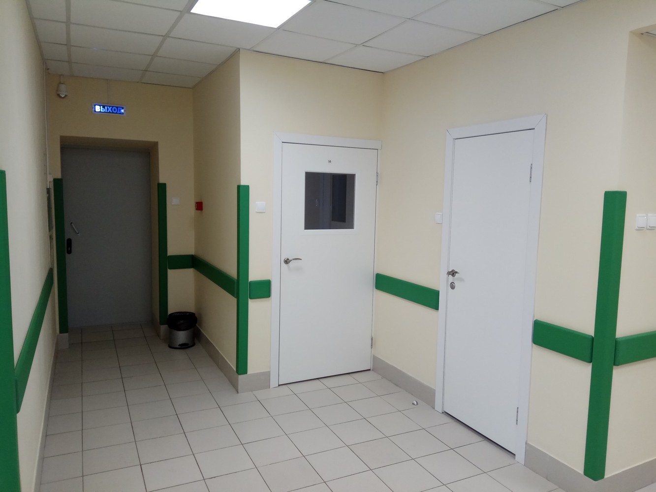 Пластиковые двери КАПЕЛЬ в белом цвете в глухом и остекленном варианте