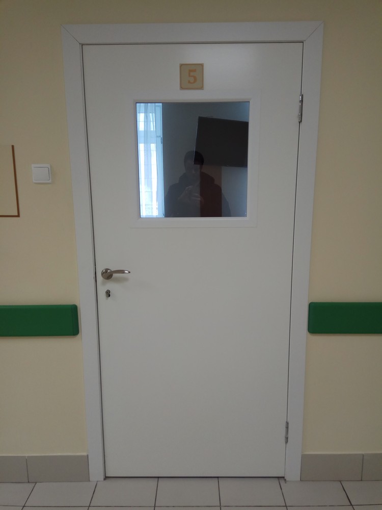 Пластиковые двери КАПЕЛЬ в белом цвете в остекленном варианте