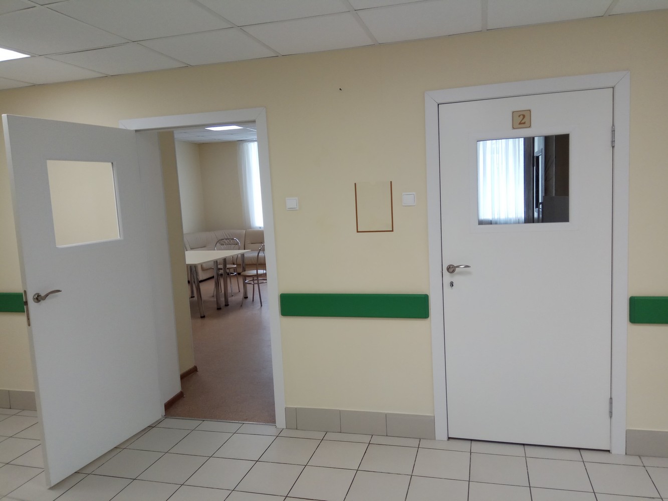 Пластиковые двери КАПЕЛЬ в белом цвете в остекленном варианте