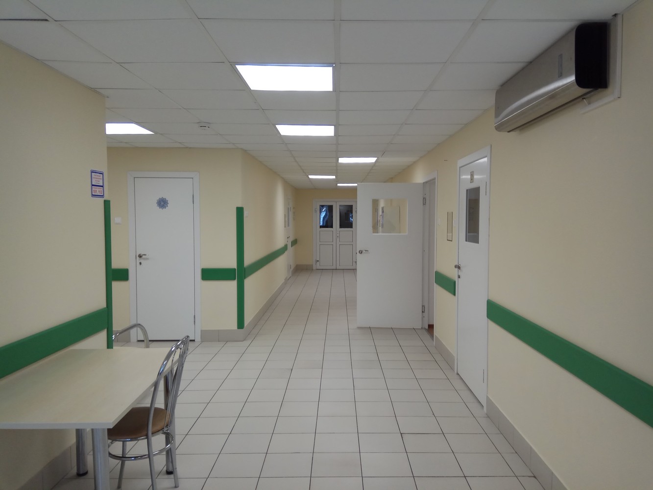 Пластиковые двери КАПЕЛЬ в белом цвете в глухом и остекленном варианте