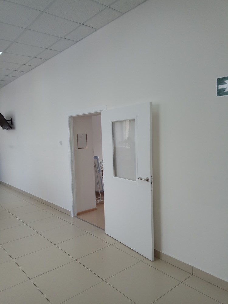 Пластиковая дверь КАПЕЛЬ в белом цвете с прозрачным стеклом