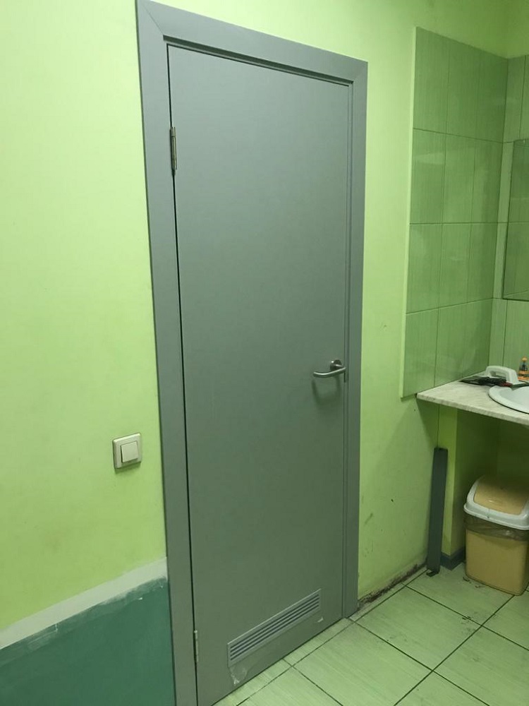 Пластиковая дверь Aquadoor в сером цвете с вентиляционной решеткой