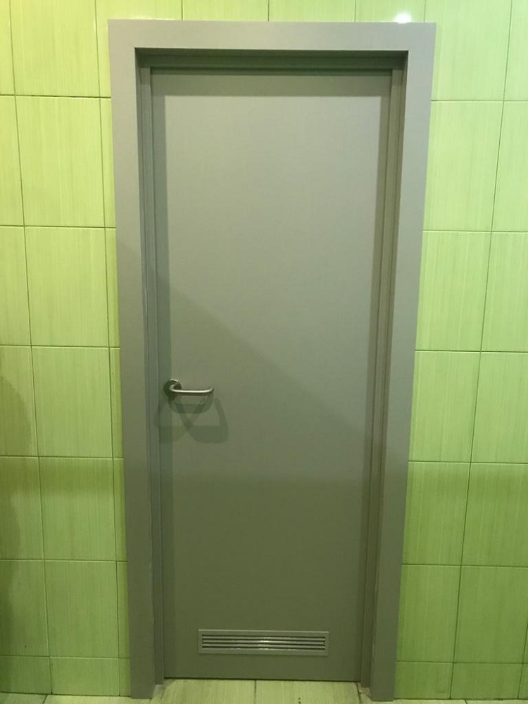 Пластиковая дверь Aquadoor в сером цвете с вентиляционной решеткой