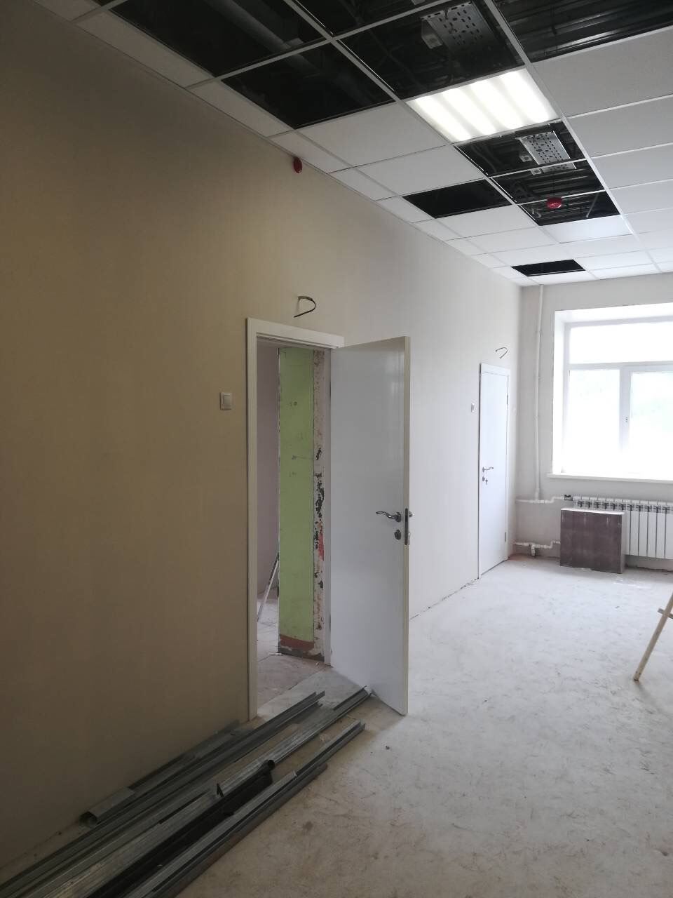 Пластиковые двери КАПЕЛЬ в белом цвете с перфорированной дверной ручкой 26D