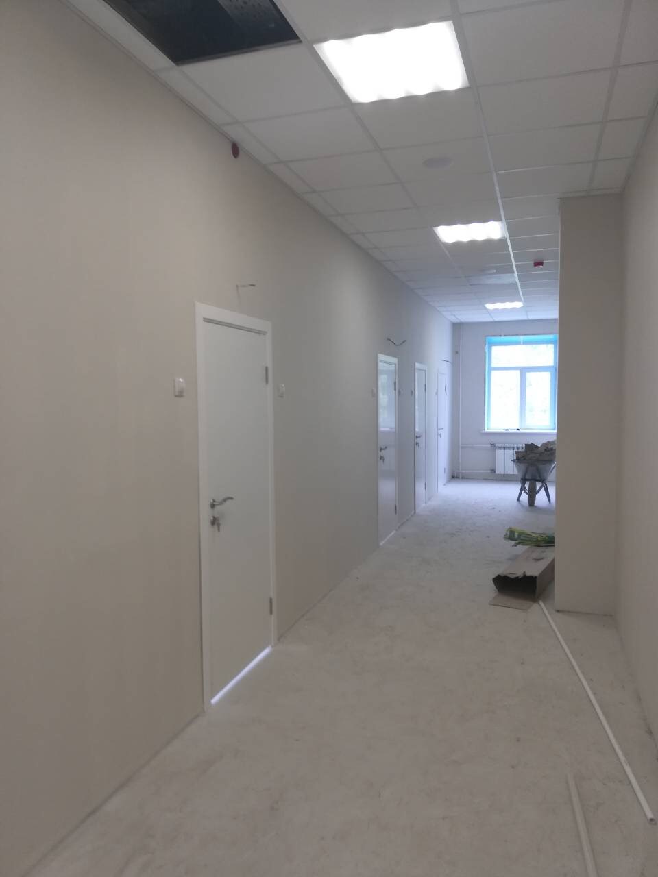 Пластиковые двери КАПЕЛЬ в белом цвете с перфорированной дверной ручкой 26D