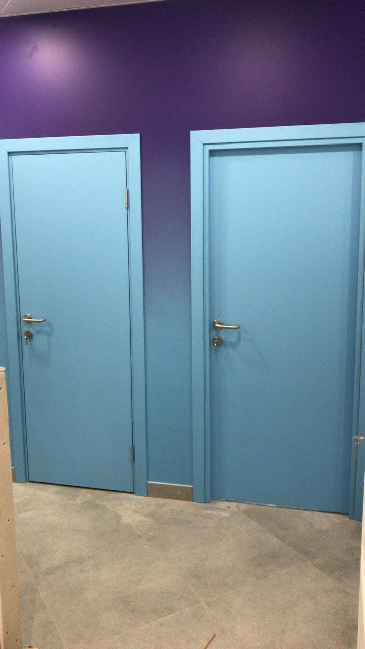 Пластиковые двери ПВХ с ручкой из нержавеющей стали в цвете RAL 230 70 30