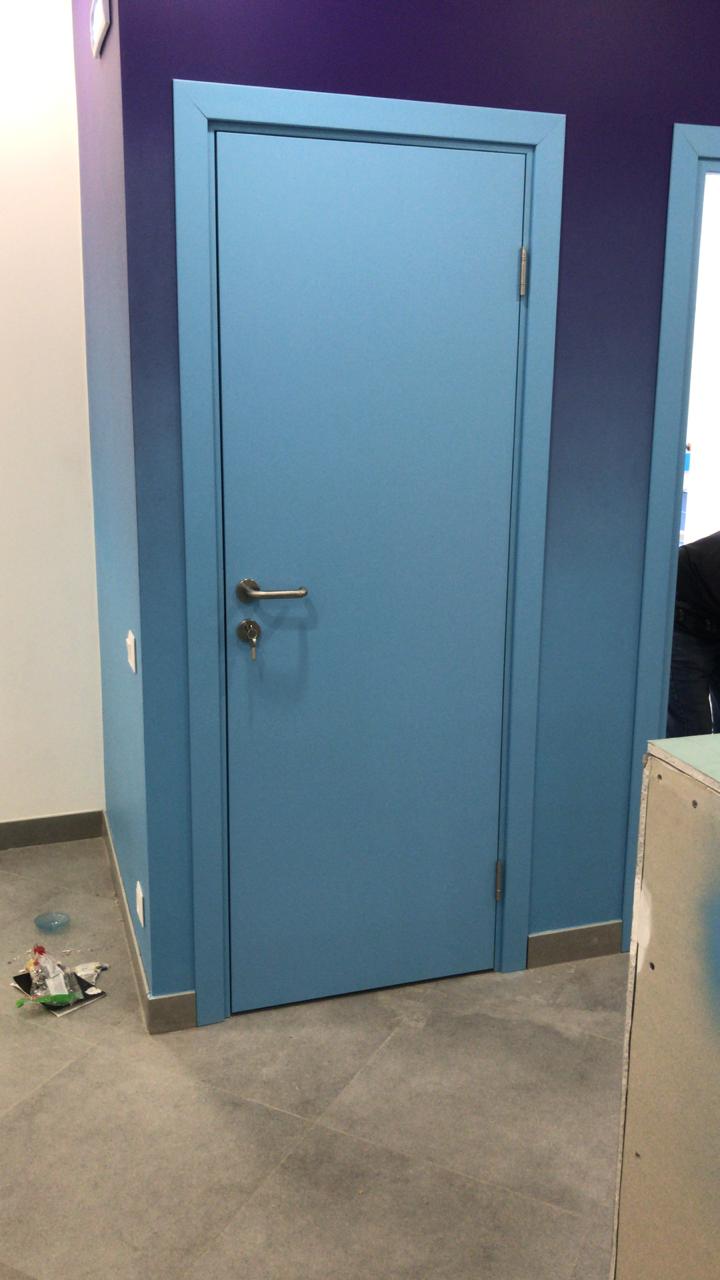 Пластиковые двери ПВХ с ручкой из нержавеющей стали в цвете RAL 230 70 30