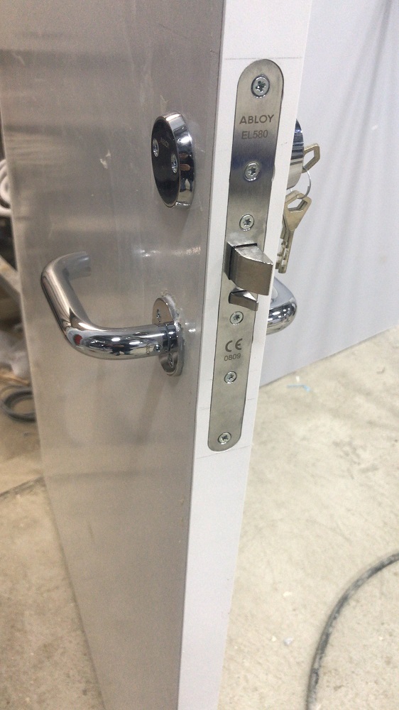 Электромеханическая защелка Abloy EL 580 установленная на пластиковой двери Aquadoor
