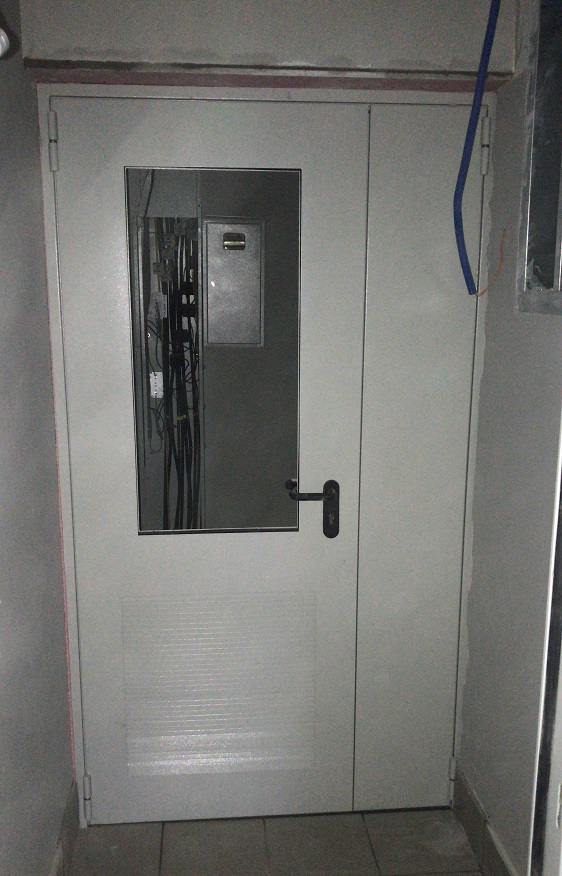 Металлическая полуторная противопожарная дверь Ei 60 в цвете RAL 7035 с противопожарной вентиляционной решеткой 600х600