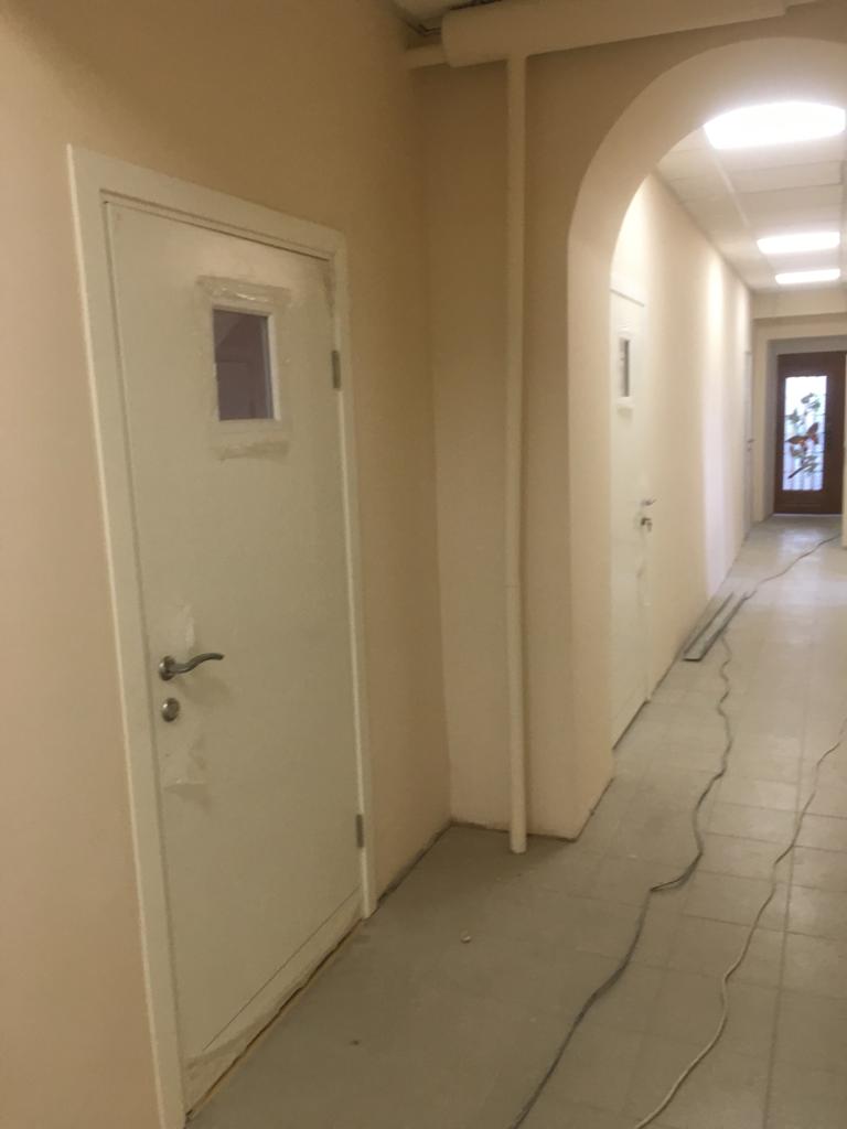 Медицинские двери ПВХ в белом цвете остекление 300х300