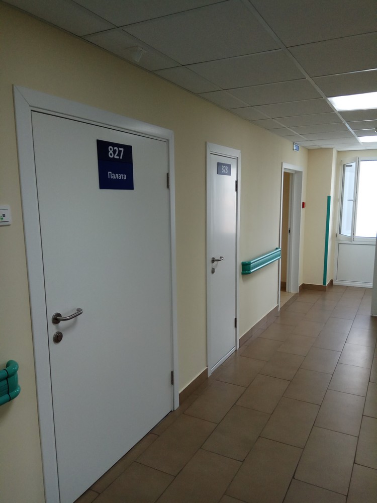 Пластиковая дверь КАПЕЛЬ в белом цвете с ручкой из нержавеющей стали 038