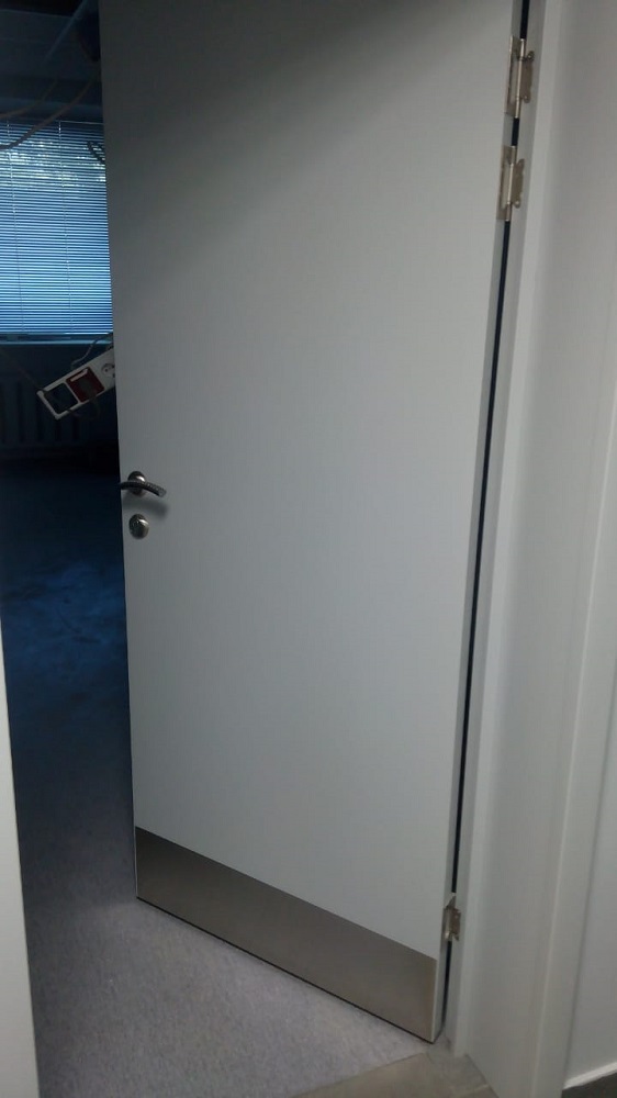 Пластиковые влагостойкие двери Aquadoor в цвете RAL 7035 с отбойной пластиной из нержавеющей стали AISI 304